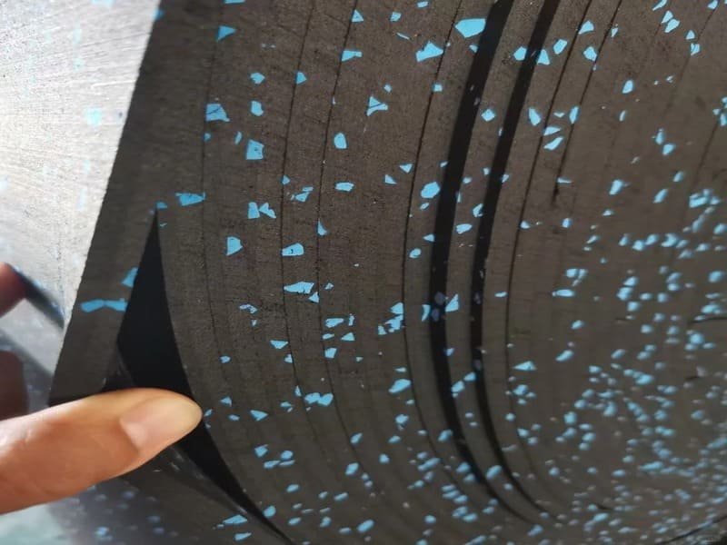 Cross-section diagram showing rubber expansion vs subfloor bond